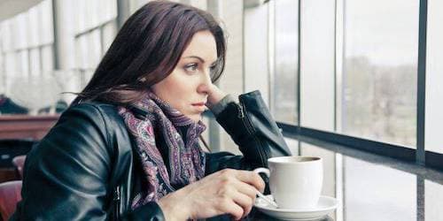 Mujer con TLP melancólica tomando un café en un bar